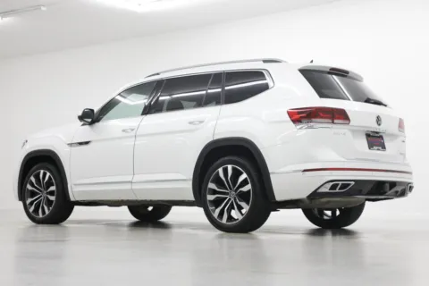 More photos of 2022 Volkswagen Atlas 3.6L V6 SEL Premium R-Line at Jim Falk Motors, MO