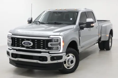 More photos of 2023 Ford Super Duty F-350 DRW LARIAT at Jim Falk Motors, MO