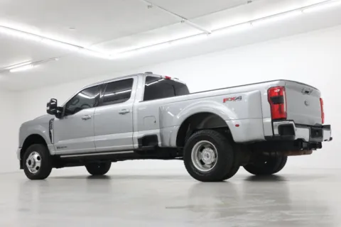 More photos of 2023 Ford Super Duty F-350 DRW LARIAT at Jim Falk Motors, MO