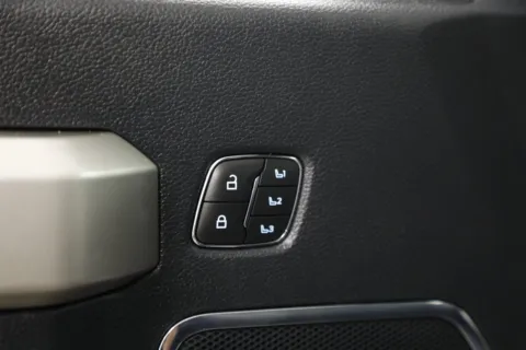 More photos of 2022 Ford Super Duty F-350 SRW LARIAT at Jim Falk Motors, MO