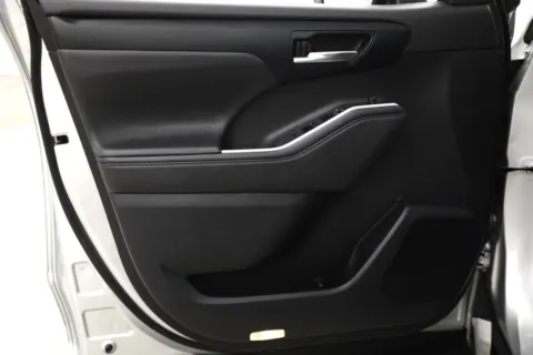 More photos of 2022 Toyota Highlander XLE at Jim Falk Motors, MO