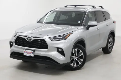 Silver 2022 Toyota Highlander XLE for sale in Clinton, MO