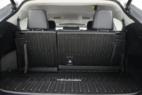 Photos of 2022 Toyota Highlander XLE for sale in Clinton, MO at Jim Falk Motors