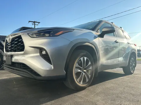 Silver 2022 Toyota Highlander XLE for sale in Clinton, MO