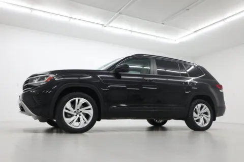 Photos of 2023 Volkswagen Atlas 3.6L V6 SE w/Technology for sale in Clinton, MO at Jim Falk Motors