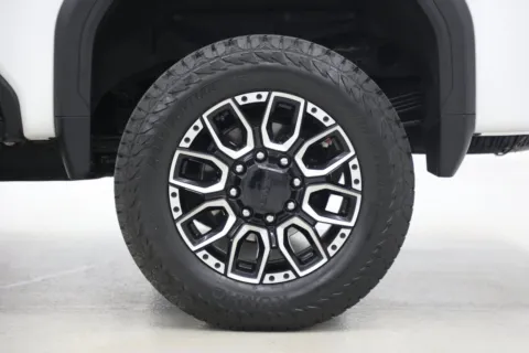 More photos of 2022 GMC Sierra 2500 HD Denali at Jim Falk Motors, MO