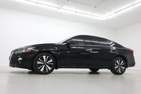Photos of 2022 Nissan Altima 2.5 SL for sale in Clinton, MO at Jim Falk Motors