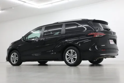 More photos of 2023 Toyota Sienna Limited at Jim Falk Motors, MO