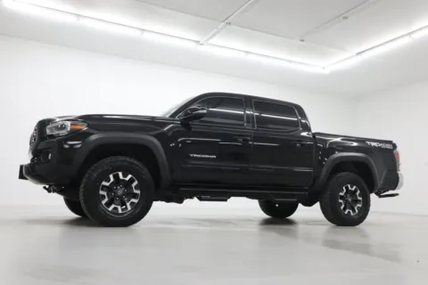 Photos of 2022 Toyota Tacoma TRD Off Road for sale in Clinton, MO at Jim Falk Motors