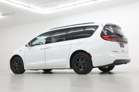 More photos of 2021 Chrysler Pacifica Hybrid Limited at Jim Falk Motors, MO