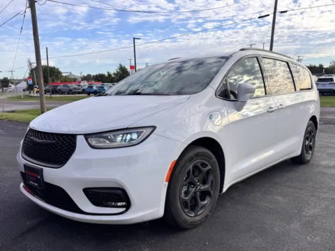 White 2021 Chrysler Pacifica Hybrid Limited for sale in Clinton, MO