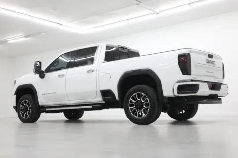 More photos of 2022 GMC Sierra 2500 HD Denali at Jim Falk Motors, MO