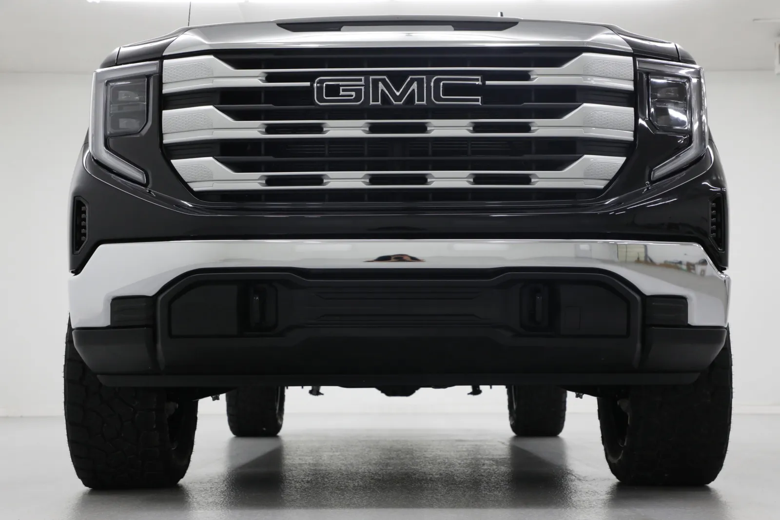 More photos of 2025 GMC Sierra 1500 SLE at Jim Falk Motors, MO