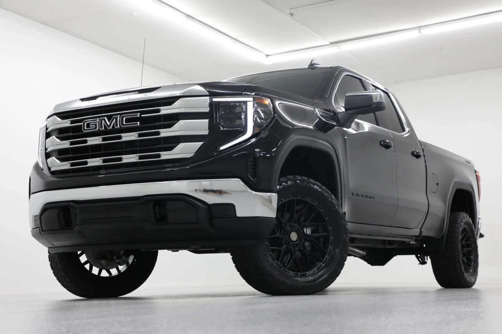 Black 2025 GMC Sierra 1500 SLE for sale in Clinton, MO