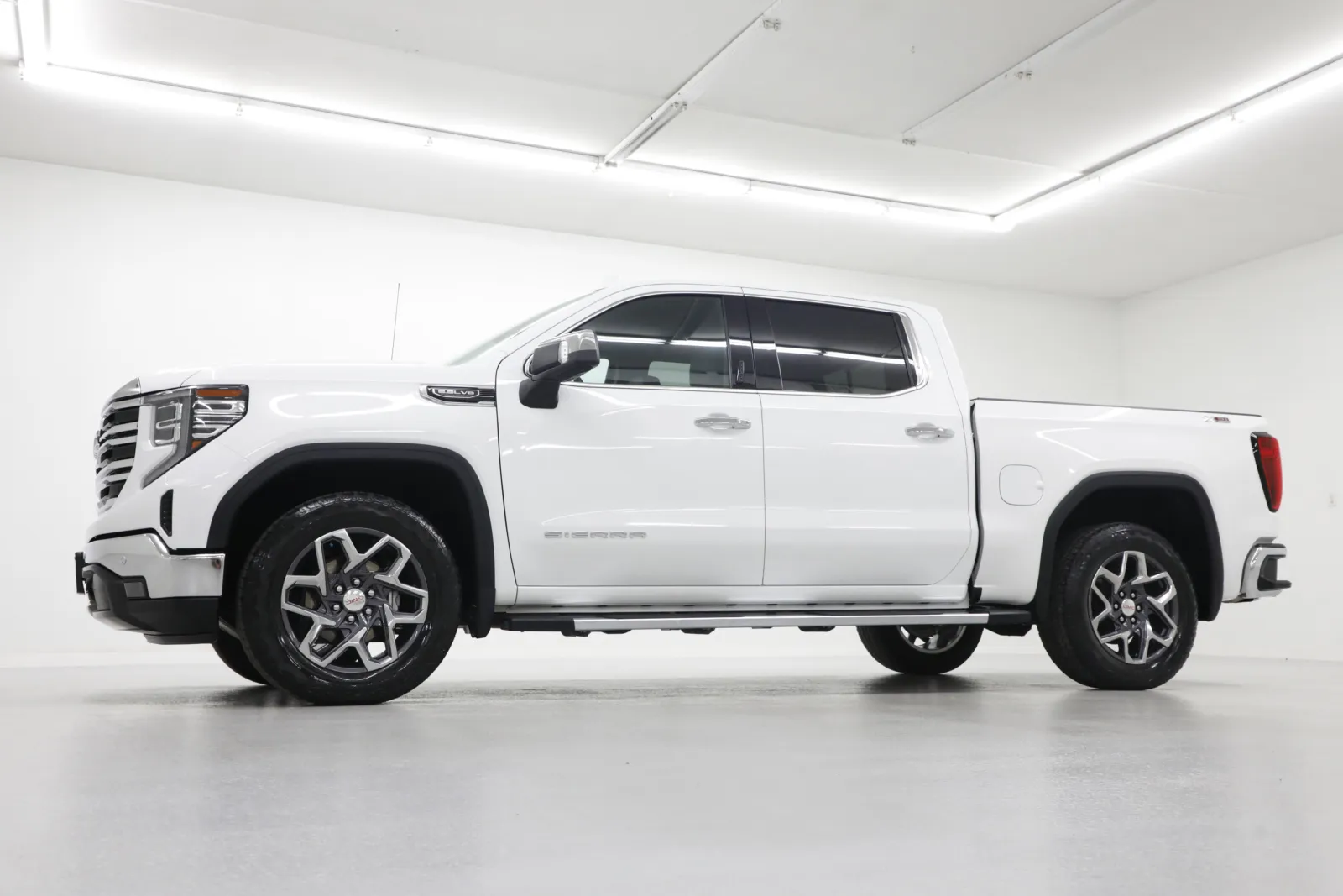 Used 2022 GMC Sierra 1500 SLT with VIN 3GTUUDED7NG592038 for sale in Kansas City