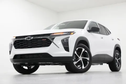 White 2025 Chevrolet Trax 1RS for sale in Clinton, MO