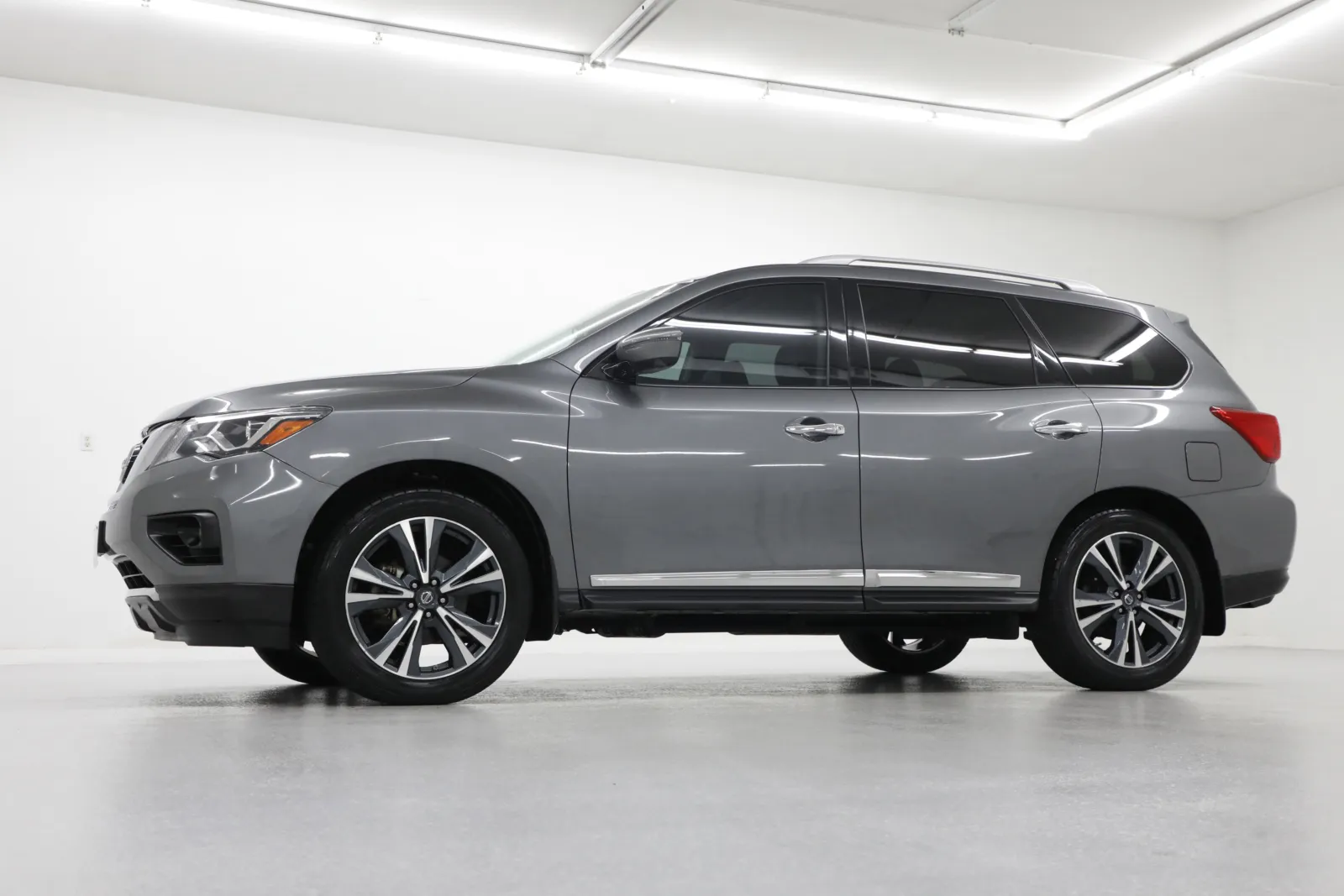 Used 2019 Nissan Pathfinder Platinum with VIN 5N1DR2MM6KC589469 for sale in Kansas City