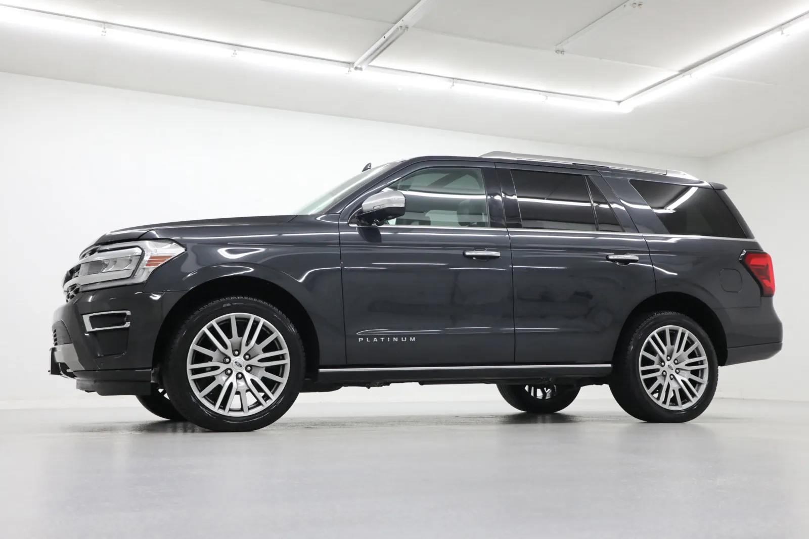 Used 2022 Ford Expedition Platinum with VIN 1FMJU1MT5NEA56945 for sale in Kansas City