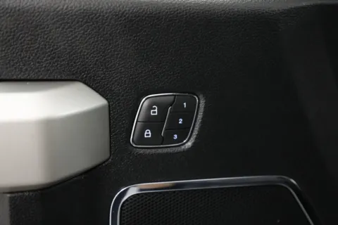 More photos of 2019 Ford Super Duty F-350 SRW LARIAT at Jim Falk Motors, MO