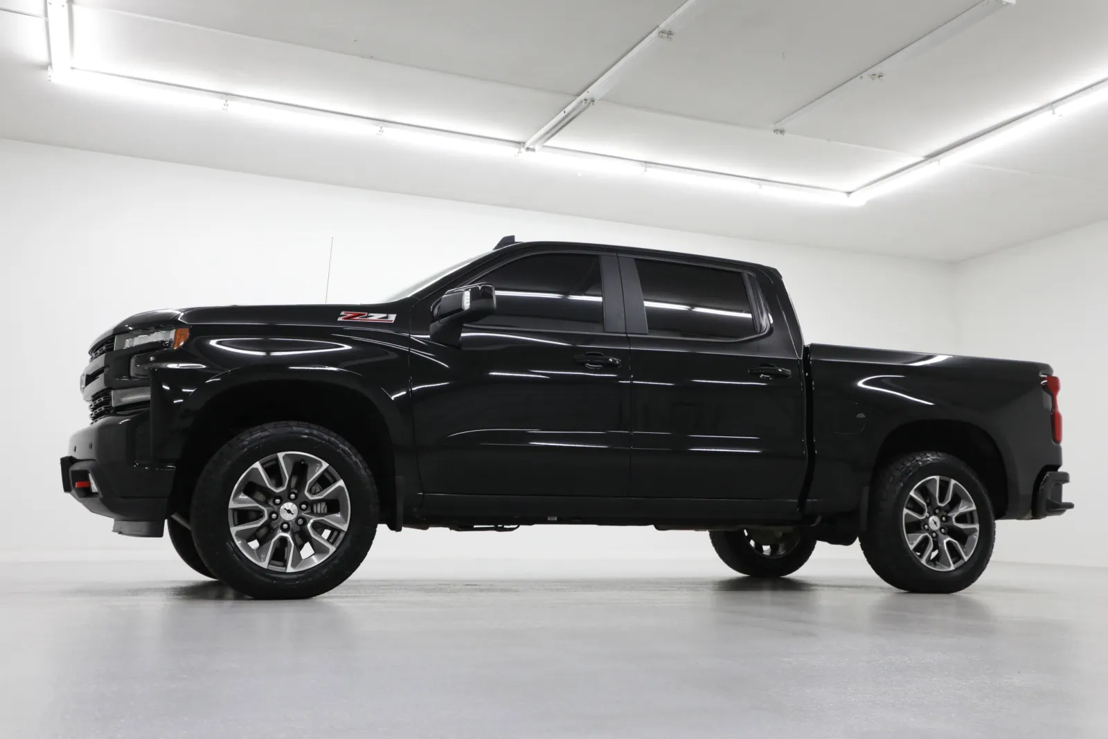 Used 2020 Chevrolet Silverado 1500 RST with VIN 3GCUYEED9LG323059 for sale in Kansas City