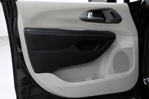 More photos of 2022 Chrysler Pacifica Touring L at Jim Falk Motors, MO