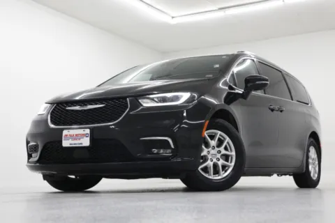 Black 2022 Chrysler Pacifica Touring L for sale in Clinton, MO