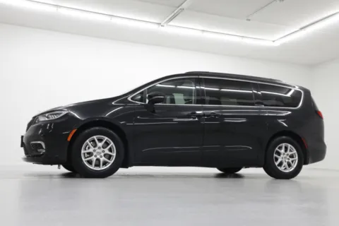 Photos of 2022 Chrysler Pacifica Touring L for sale in Clinton, MO at Jim Falk Motors