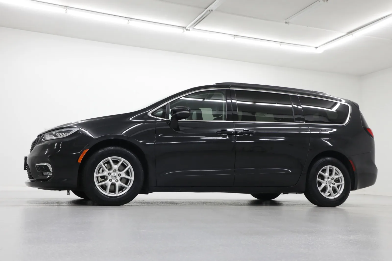 Used 2022 Chrysler Pacifica Touring L with VIN 2C4RC1BG2NR162546 for sale in Kansas City