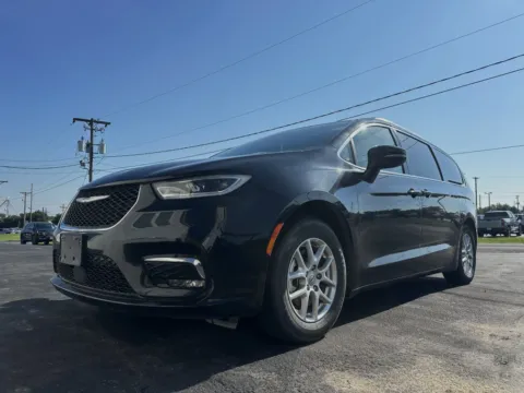 Black 2022 Chrysler Pacifica Touring L for sale in Clinton, MO