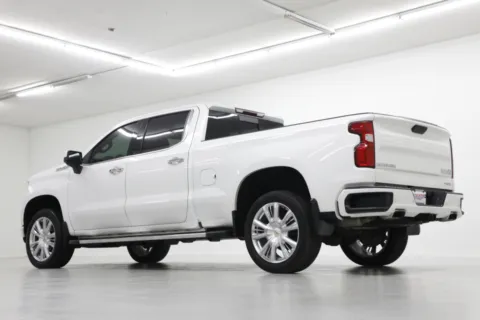 More photos of 2022 Chevrolet Silverado 1500 LTD High Country at Jim Falk Motors, MO