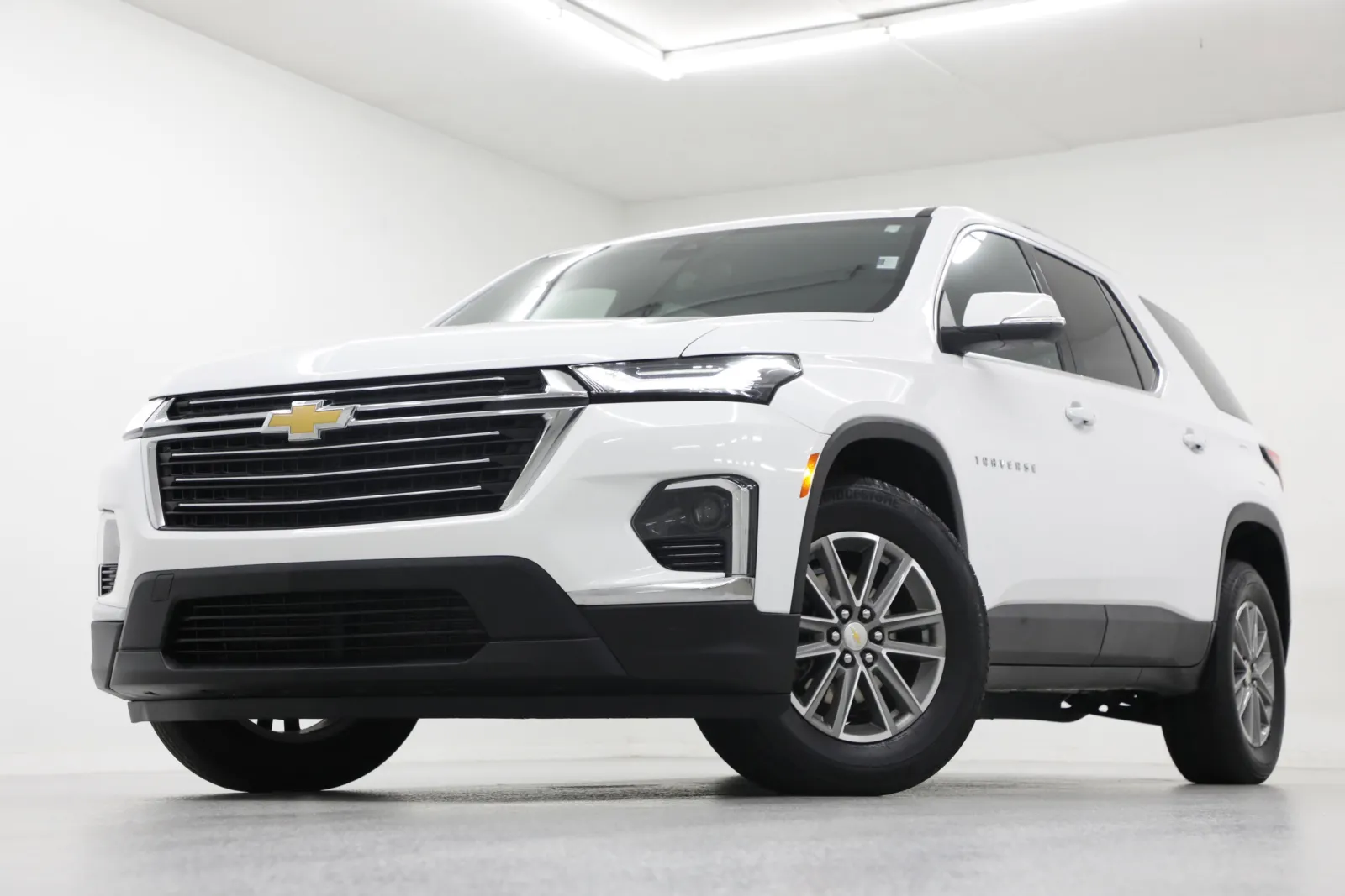 White 2023 Chevrolet Traverse LT Leather for sale in Clinton, MO