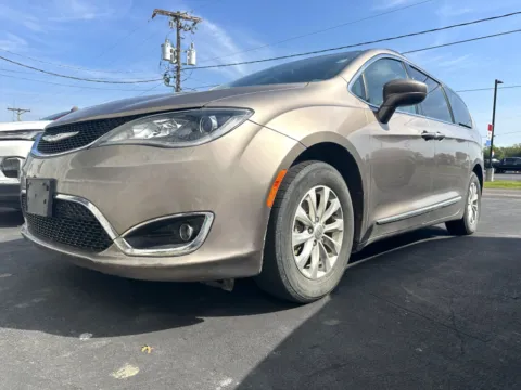 Silver 2017 Chrysler Pacifica Touring-L for sale in Clinton, MO