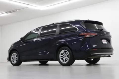 More photos of 2021 Toyota Sienna Platinum at Jim Falk Motors, MO