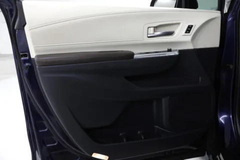 More photos of 2021 Toyota Sienna Platinum at Jim Falk Motors, MO