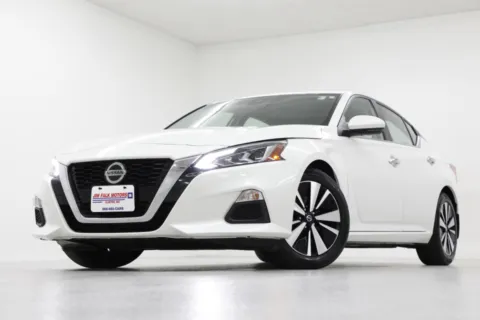 White 2022 Nissan Altima 2.5 SV for sale in Clinton, MO