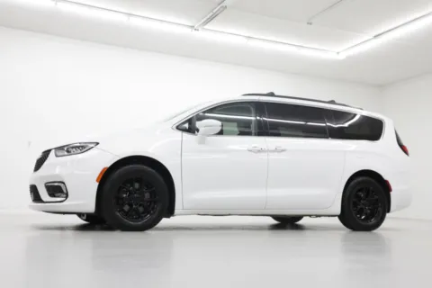 Photos of 2022 Chrysler Pacifica Touring L for sale in Clinton, MO at Jim Falk Motors