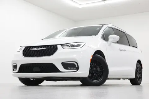 White 2022 Chrysler Pacifica Touring L for sale in Clinton, MO