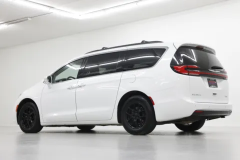 More photos of 2022 Chrysler Pacifica Touring L at Jim Falk Motors, MO