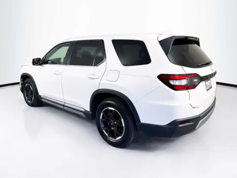 More photos of 2025 Honda Pilot EX-L at Unicars Honda, CA