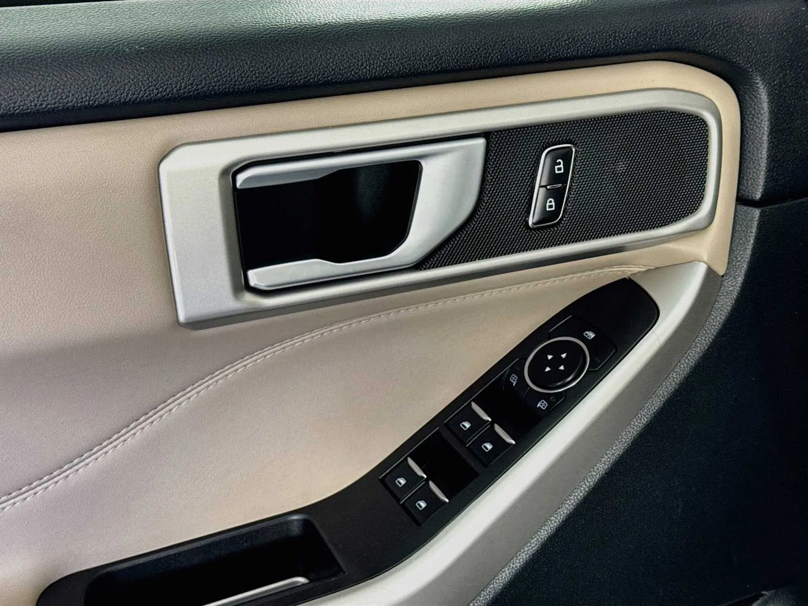 Ford Explorer photo 18