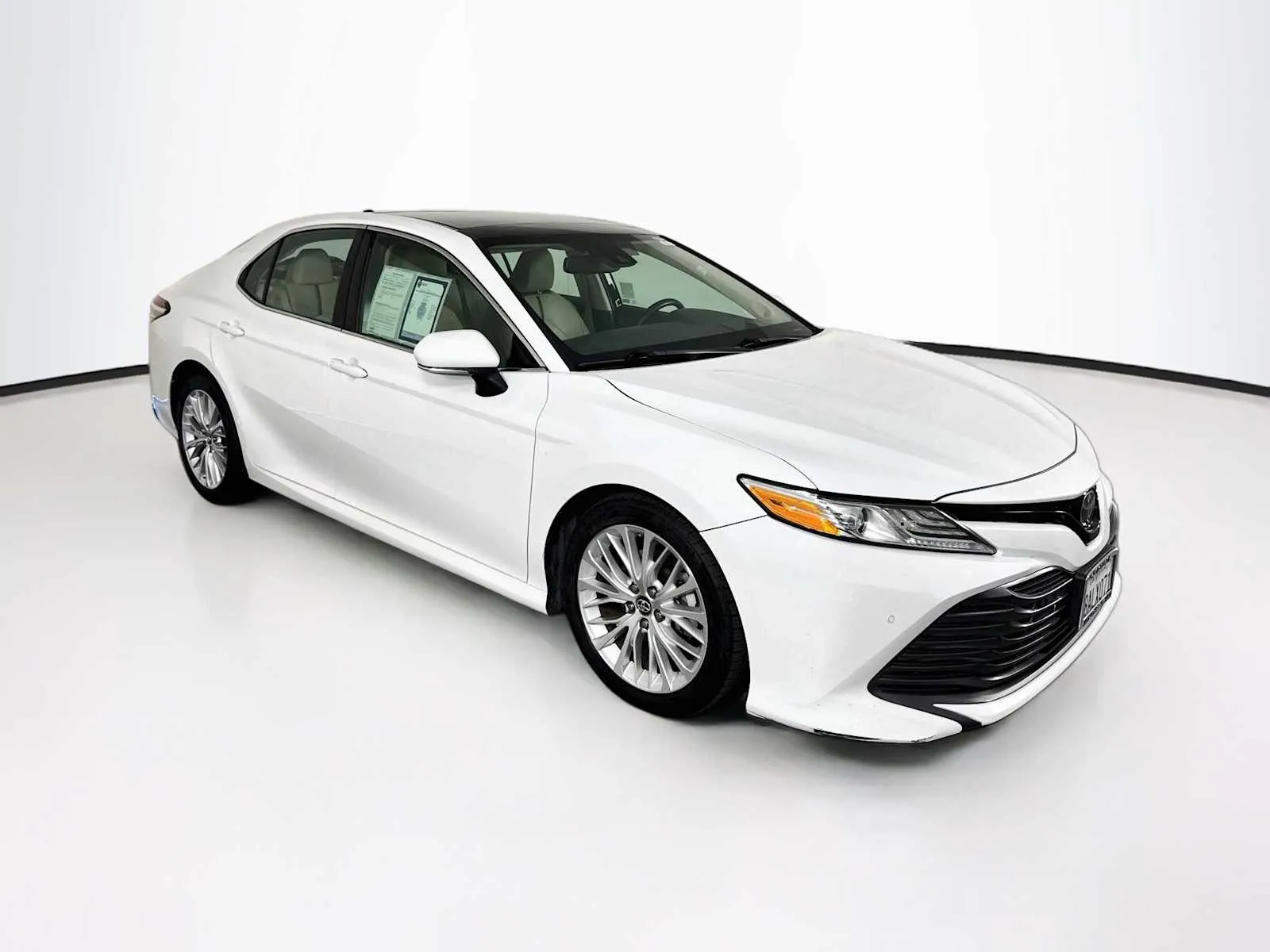 White 2018 Toyota Camry XLE V6 for sale in Indio, CA