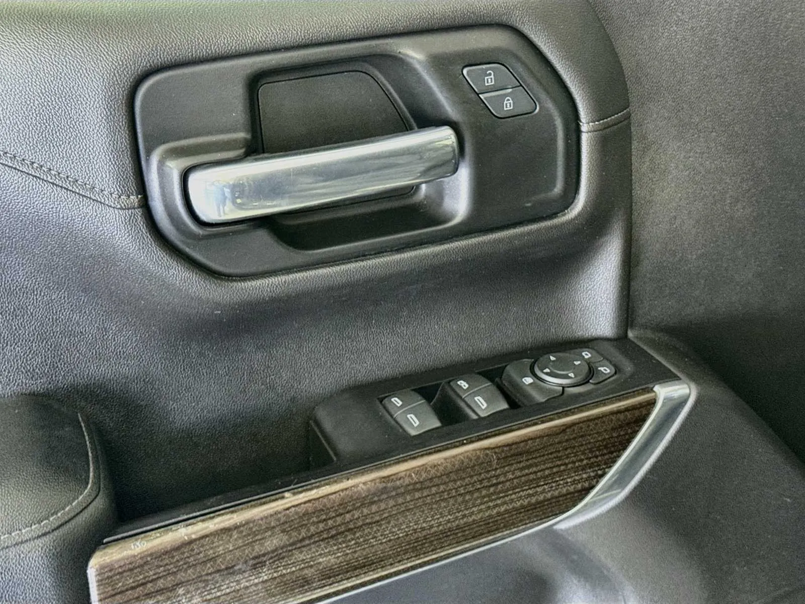 Chevrolet Silverado photo 18