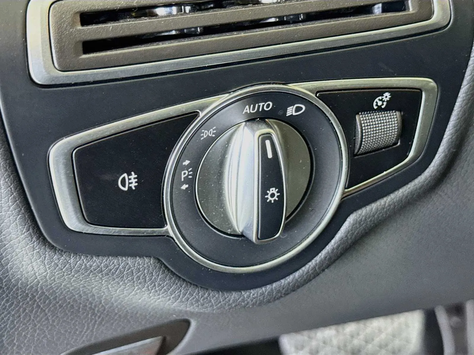 Mercedes-Benz C300 photo 10
