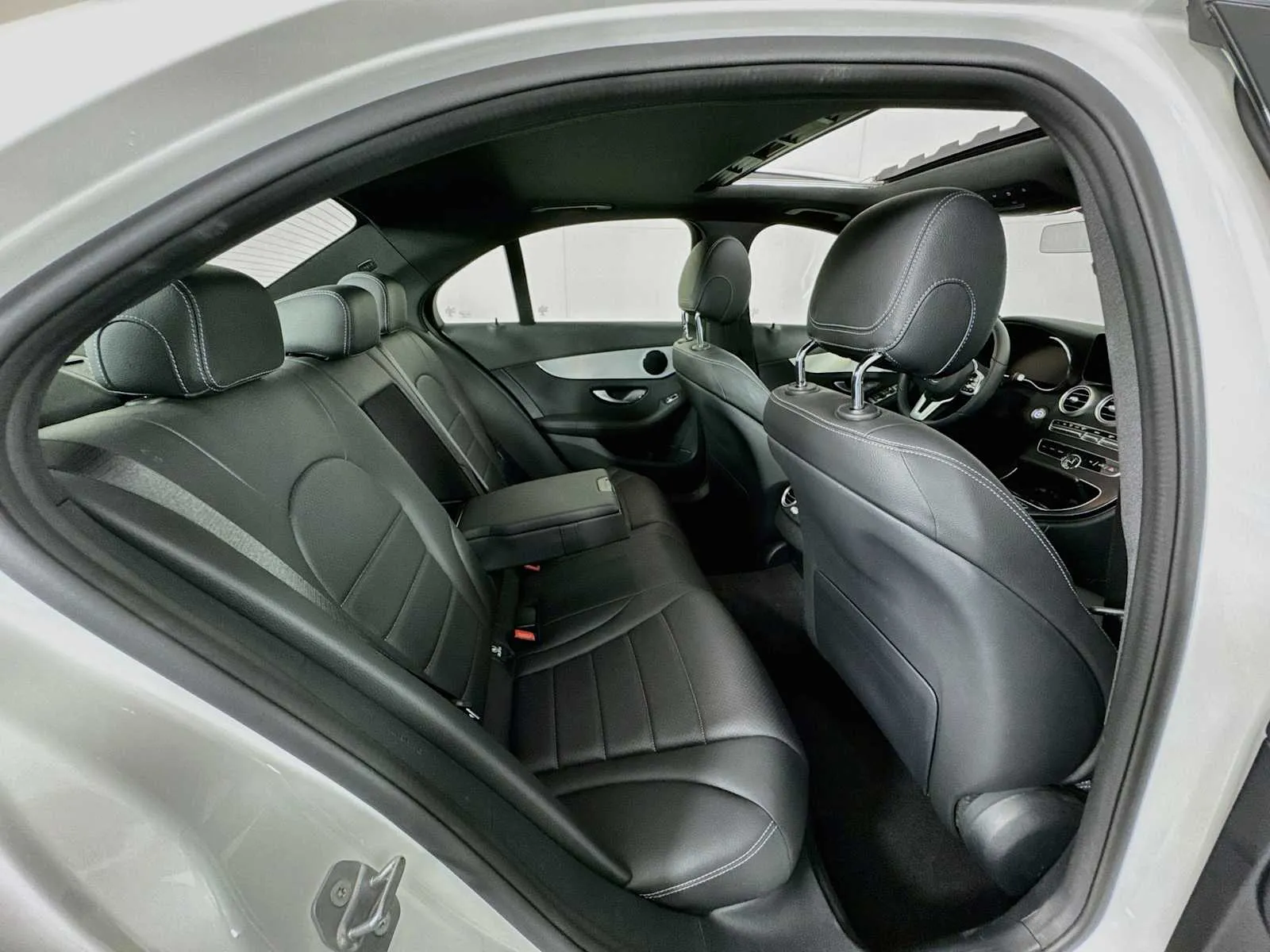 Mercedes-Benz C300 photo 30