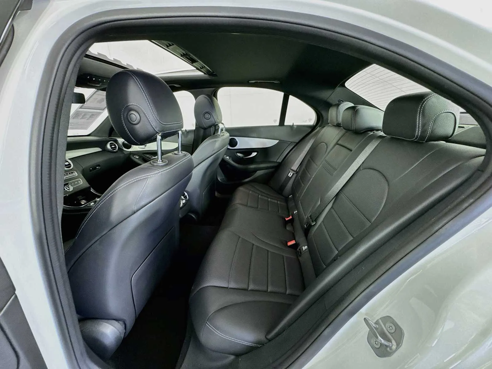 Mercedes-Benz C300 photo 25