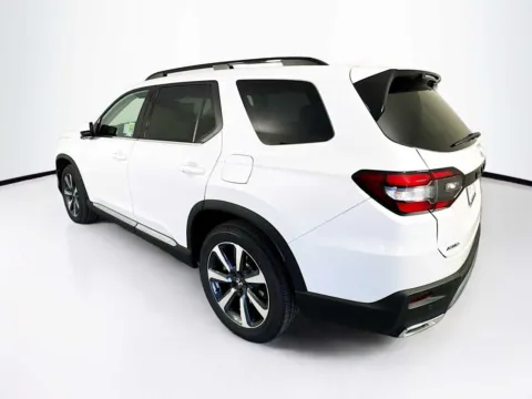 More photos of 2025 Honda Pilot Elite at Unicars Honda, CA