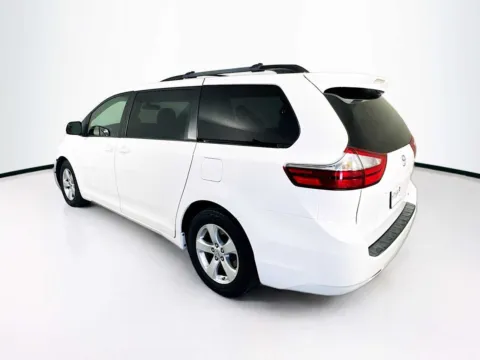 More photos of 2017 Toyota Sienna LE at Unicars Honda, CA