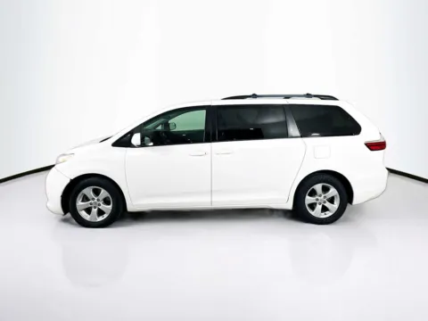 More photos of 2017 Toyota Sienna LE at Unicars Honda, CA