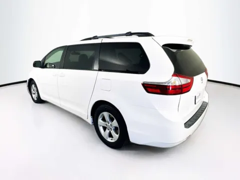 More photos of 2017 Toyota Sienna LE at Unicars Honda, CA