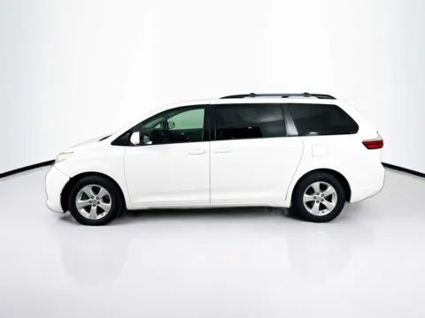 More photos of 2017 Toyota Sienna LE at Unicars Honda, CA